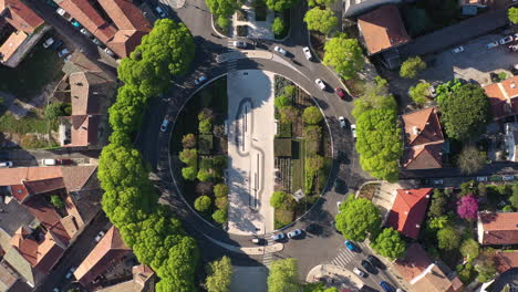 Kreisverkehr-Mit-Verkehr,-Vertikale-Drohnenaufnahme,-Nîmes-Jean-Jaures-Avenue
